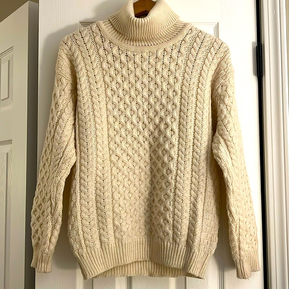 Aran Crafts 100% Wool Turtleneck Sweater Size Small.
